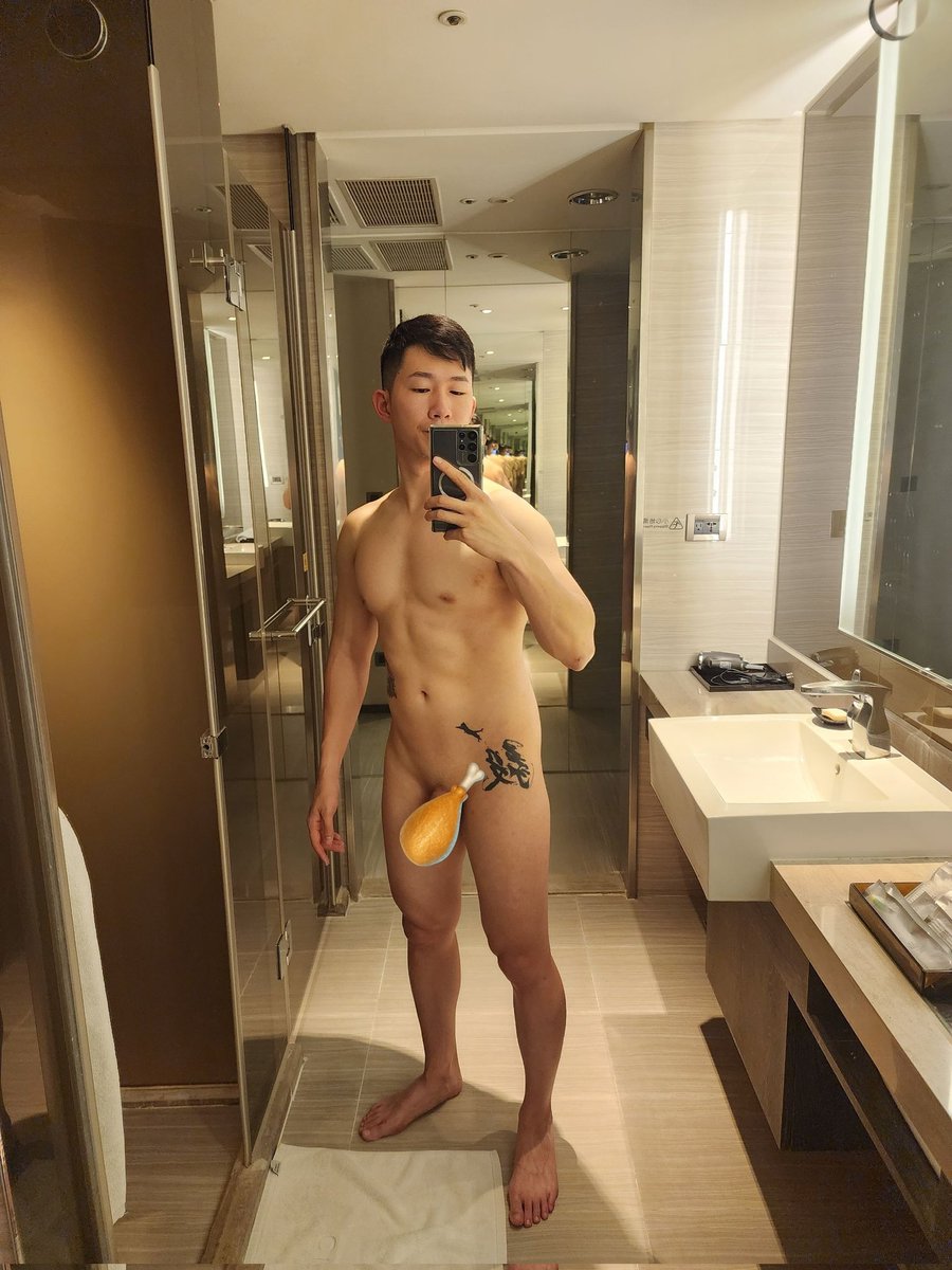MrWangCrypto's tweet photo. 放一張去年中的照片
那時候覺得很熱就把頭髮剪掉了
現在又長長了，啊然後，又在思考要不要剪掉
點讚超過50觀看超過1000的話
抽獎🫶🏽 https://t.co/nfwTPMWFxF