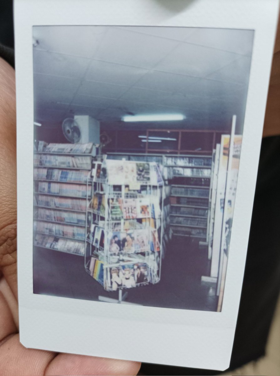 pakatuen's tweet photo. ลูกค้าถ่ายรูปโพลารอยด์ร้าน 

เก็บความทรงจำลงรูป 🥰 https://t.co/KdQq392Pha