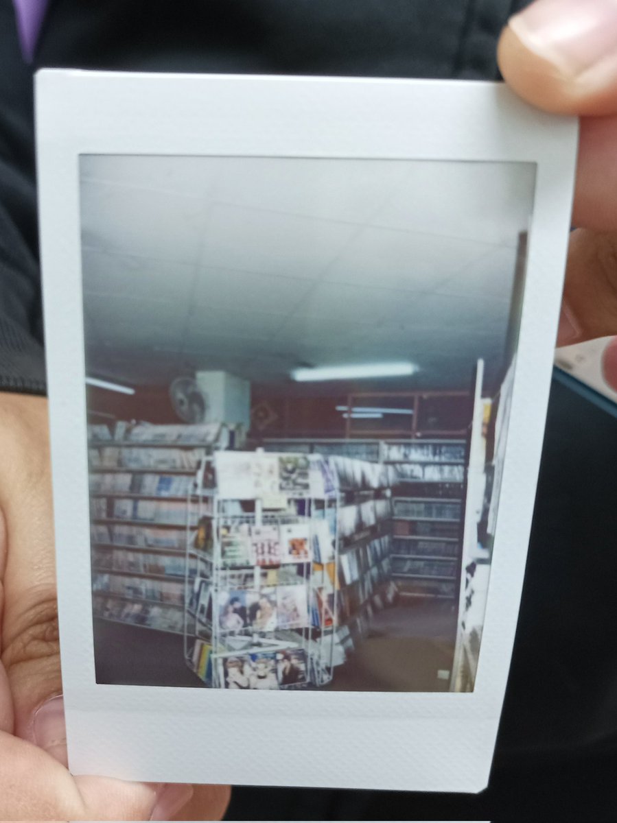 pakatuen's tweet photo. ลูกค้าถ่ายรูปโพลารอยด์ร้าน 

เก็บความทรงจำลงรูป 🥰 https://t.co/KdQq392Pha