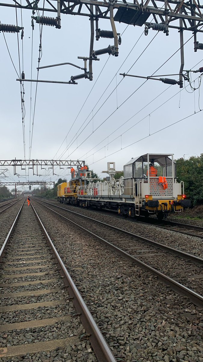 networkrailWCML's tweet image. The Christmas Crew are out working hard while no trains are moving 🎄 

We’re renewing the overhead line equipment between #Wembly &amp;amp; #Watford ⚡️ 

This will make journeys more reliable, keeping people and goods on the move 👍🏼