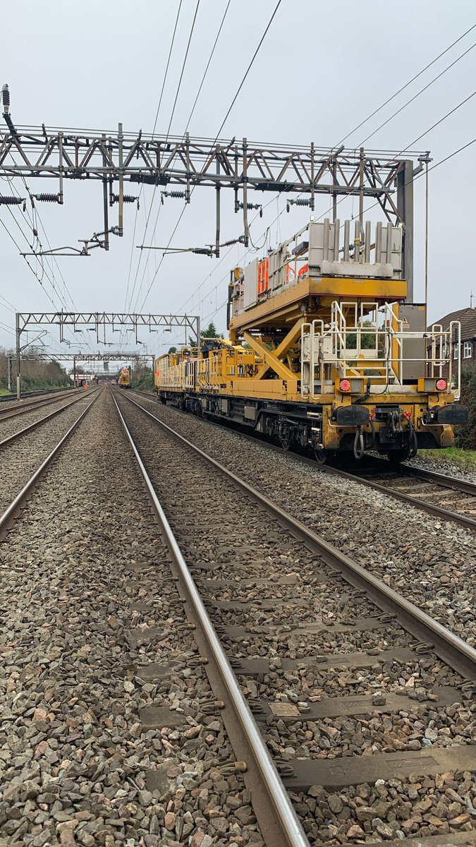 networkrailWCML's tweet image. The Christmas Crew are out working hard while no trains are moving 🎄 

We’re renewing the overhead line equipment between #Wembly &amp;amp; #Watford ⚡️ 

This will make journeys more reliable, keeping people and goods on the move 👍🏼