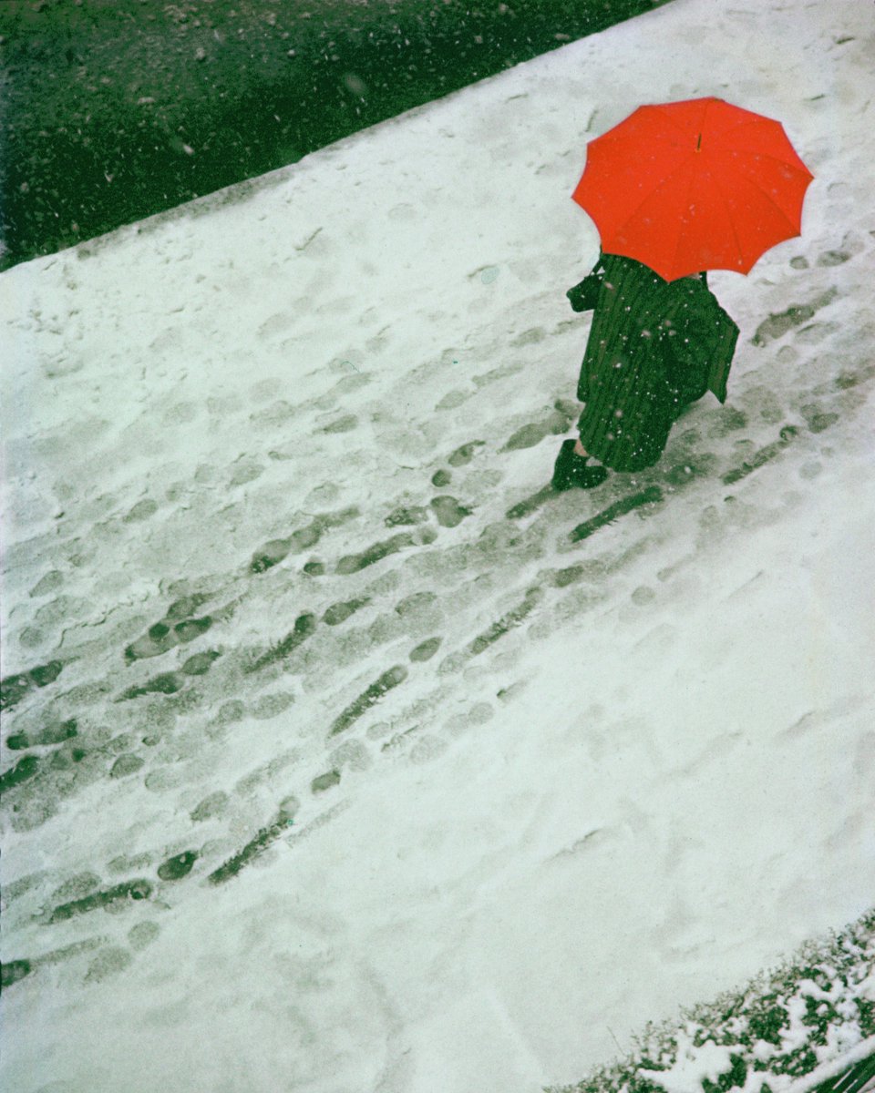 MK_Gallery's tweet image. 🌨️ Wishing a very merry Christmas to those who celebrate! 

Image: #SaulLeiter, Footprints, c. 1950 © The Saul Leiter Foundation.