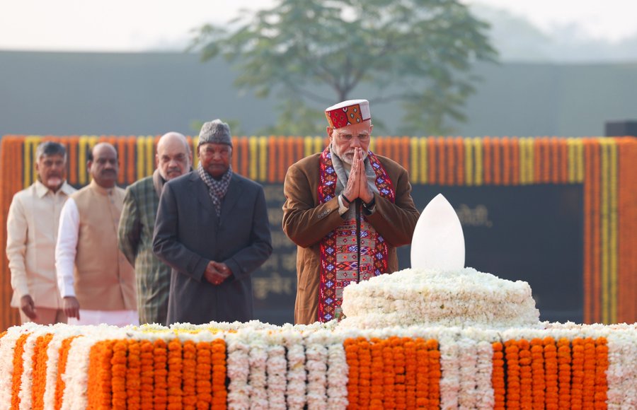 santoshdigital0's tweet photo. माननीय प्रधानमंत्री नरेंद्र मोदी जी ने सदैव अटल पर अटल जी को श्रद्धांजलि अर्पित की।

#AtalBihariVajpayee #sadaivatal #pmmodi #NarendraModi #ModiGovt https://t.co/9qq40Leyjd