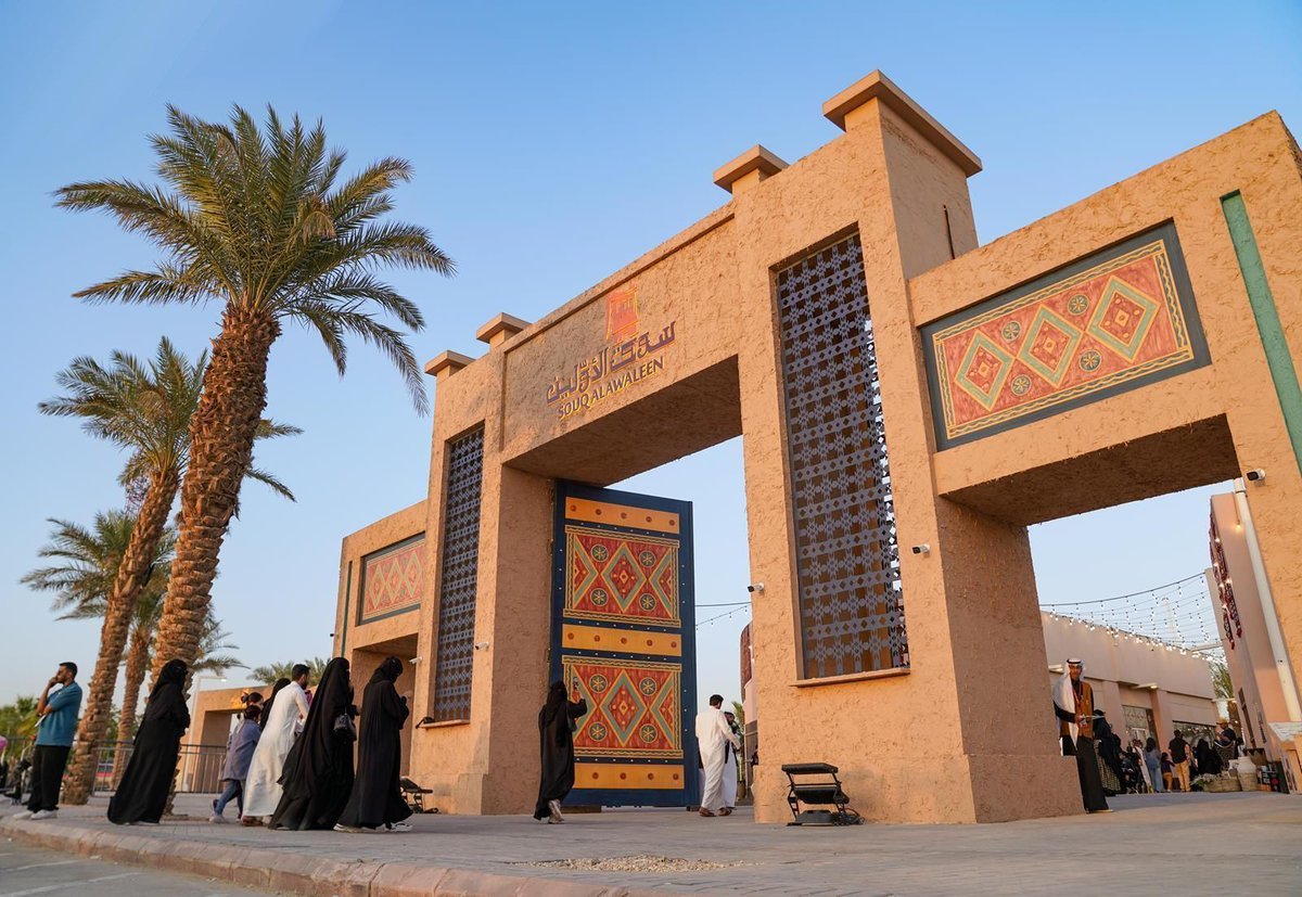 يقدم #سوق_الأولين هذا العام تجربة تراثية استثنائية في #موسم_الرياض تعكس روح الماضي بلمسة معاصرة! 
ماذا ستجدون في "سوق الأولين"؟

مجموعة متنوعة من الحرف اليدوية والفنون الشعبية 🏺
عروض موسيقية وفلكلورية تُبرز التنوع الثقافي في المملكة 🎶
التعرف على الصناعات التقليدية مثل حياكة