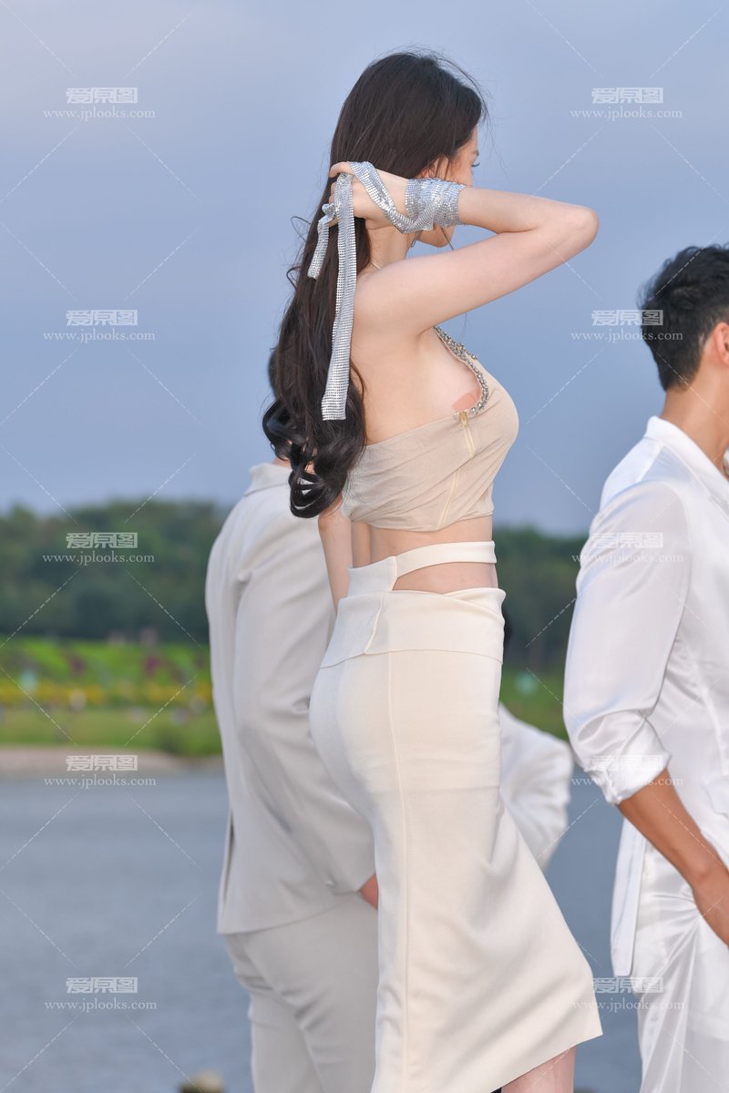 goson99's tweet photo. 金色凉拖60 #街拍美女 https://t.co/uHSQNcgqn7 https://t.co/q8dBLW44DP