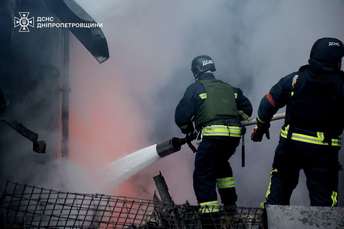 Weihnachten in Frieden und Sicherheit mit der Familie – ein Wunsch, den Russland schon wieder mit massiven Angriffen auf die Ukraine zerstört hat. In der Nacht von Heiligabend auf den ersten Weihnachtstag: 184 Raketen und Drohnen. Folge: Stromabschaltungen in mehreren Regionen.