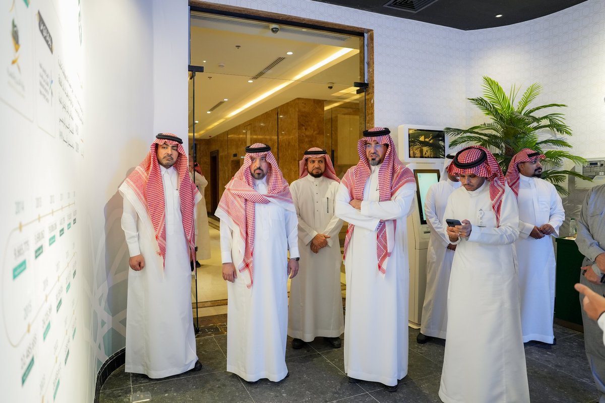 Alsuwaillem's tweet image. سعدت بزيارة جمعية هدية الحاج والمعتمر @hajigift ولقاء معالي الدكتور حاتم بن حسن المرزوقي رئيس مجلس إدارة الجمعية، والاطلاع مع معاليه على جهود وإنجازات الجمعية وخططها المستقبلية لخدمة ضيوف الرحمن، والذي يأتي متماشيًا مع مستهدفات #رؤية_السعودية_2030 لتنمية #القطاع_غير_الربحي، وأشكر