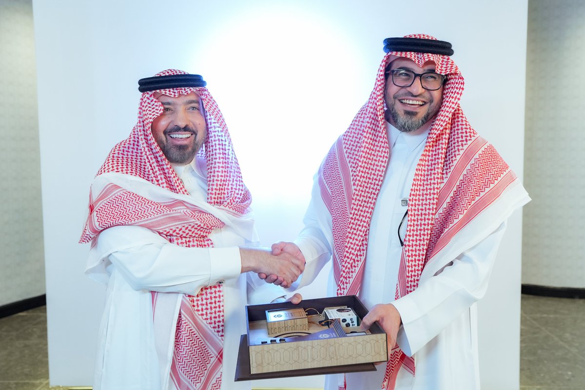 Alsuwaillem's tweet image. سعدت بزيارة جمعية هدية الحاج والمعتمر @hajigift ولقاء معالي الدكتور حاتم بن حسن المرزوقي رئيس مجلس إدارة الجمعية، والاطلاع مع معاليه على جهود وإنجازات الجمعية وخططها المستقبلية لخدمة ضيوف الرحمن، والذي يأتي متماشيًا مع مستهدفات #رؤية_السعودية_2030 لتنمية #القطاع_غير_الربحي، وأشكر