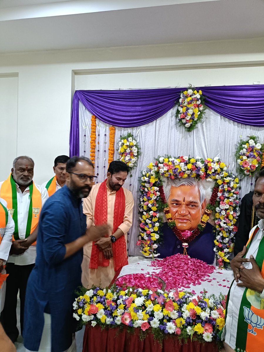 amarhindu's tweet photo. భారతావని ముద్దుబిడ్డ, అద్భుతమైన వాచస్పతి, దేశాభివృద్ధికి నిరంతర స్ఫూర్తిప్రదాత, భారతరత్న శ్రీ అటల్ బిహారీ వాజపేయి గారి 99వ జయంతి సందర్భంగా శతకోటి వందనాలు.
ఆ మహానుభావునికి నివాళులు అర్పించి కార్యకర్త బంధువులతో కలిసి ర్యాలీలో పాల��గొన్నాను.
ఈ స్ఫూర్తి నిరంతరం ఉండాలి!! https://t.co/hNoZKj1rU5