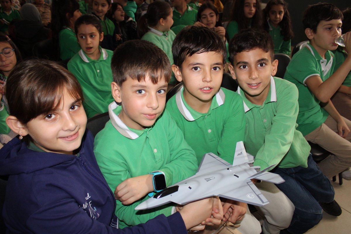 tcsavunma's tweet photo. 9'uncu Ana Jet Üs Komutanlığımız; “Tutum, Yatırım ve Türk Malları Haftası” etkinlikleri kapsamında, Balıkesir’in Edremit ilçesinde bulunan Zeytinli Naim Süleymanoğlu İlkokulunu ziyaret etti.

#MillîSavunmaBakanlığı https://t.co/BnDUy9U95N