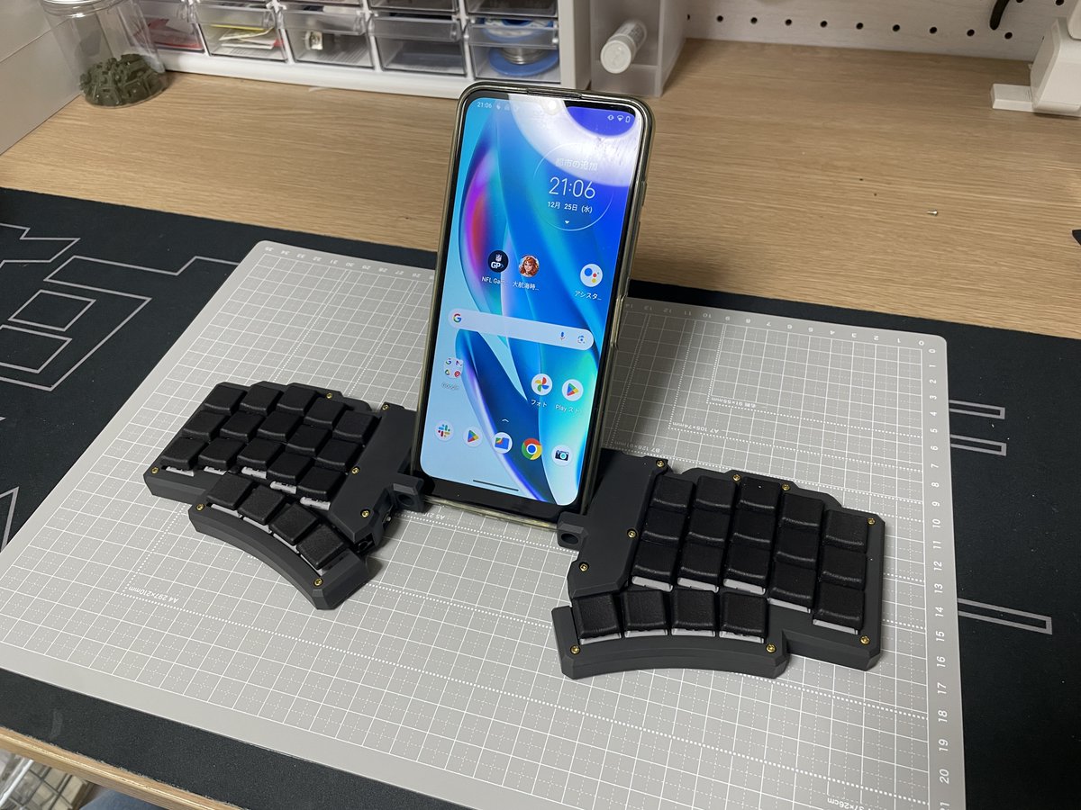 takashicompany's tweet photo. ちゃんとスマホを立てられたし、カラビナもつけられた!これは思った以上に収穫があった! #自作キーボード #狭ピッチキーボード協会 #miniDivide #Palmslave https://t.co/me7F4uPcS5
