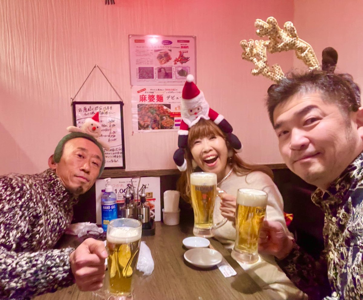 Merry Christmas🍻🍻🍻

神楽坂Seams Parlour 町井さま(一番左)に
素敵な衣裳を仕上げていただいて.....✨✨
めちゃめちゃ嬉しいクリスマスでしたっ🎄