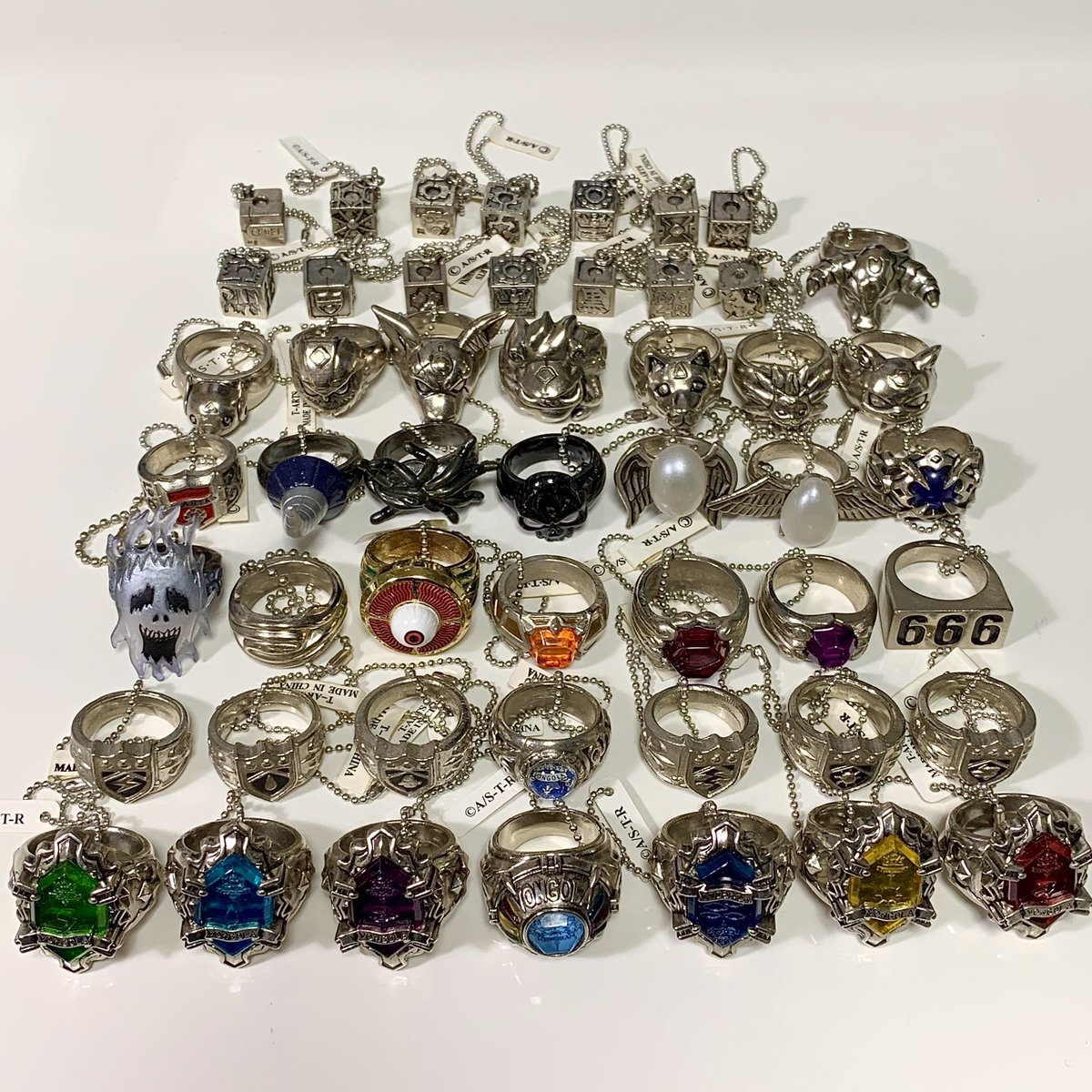 なぜ定期的にボンゴレリングがトレンドになるのか私にはよくわかっていませんが、何年経ってもREBORNが話題になるのは嬉しい☺️
またいつか仕事できたらいいな✨
ボンゴレリング関連のガチャ商品は私の記憶が確かなら画像にあるものが全てかと。
なんか限定のノベルティ的なのも造形したような気も、🤔