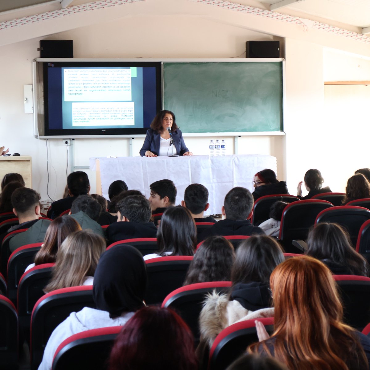 SMGunencAL's tweet photo. Bandırma Onyedi Eylül Üniversitesi Erdek Meslek Yüksekokulu Otel Lokanta ve İkram Hizmetleri Bölümü Öğretim Üyesi Doçent Dr. Melahat YILDIRIM SAÇILIK ile, Balıkesir'in geleneksel Türk yemekleri hakkında öğrencilerimiz dahilinde keyifli bir söyleşi gerçekleştirdik. https://t.co/AMce2WCX7y