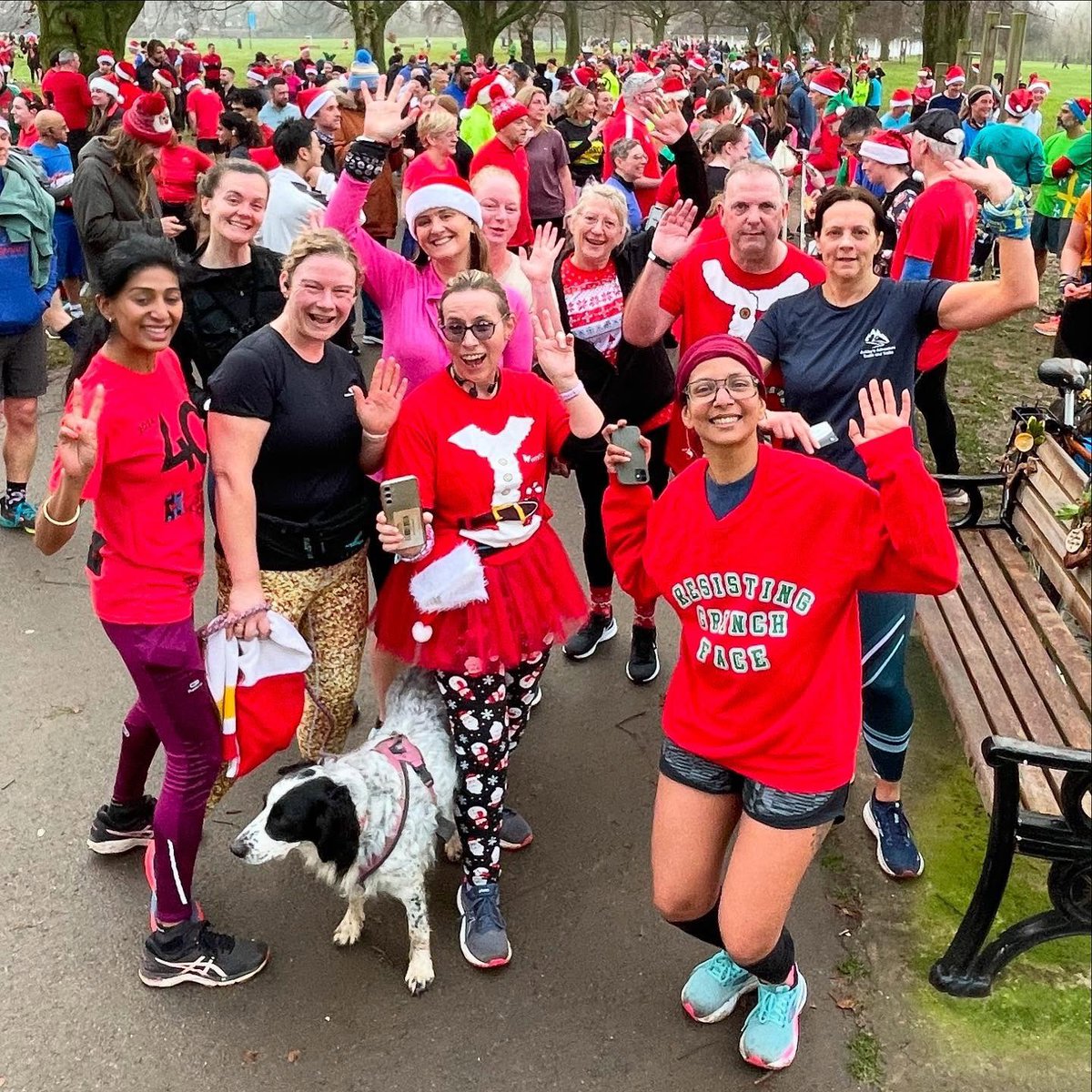 Popbangcolour's tweet photo. Happy Christmas morning! 

Today Tas &amp; I were 2 of 998 runners who took part in the Cov @parkrunUK - it was an incredibly busy one! 

Thanks to Dean for helping with the pace. Great to see so many of the Ashbys Adventure Trails and Treks take part too 

#Parkrun #CoventryParkrun https://t.co/Na4TzglGzw