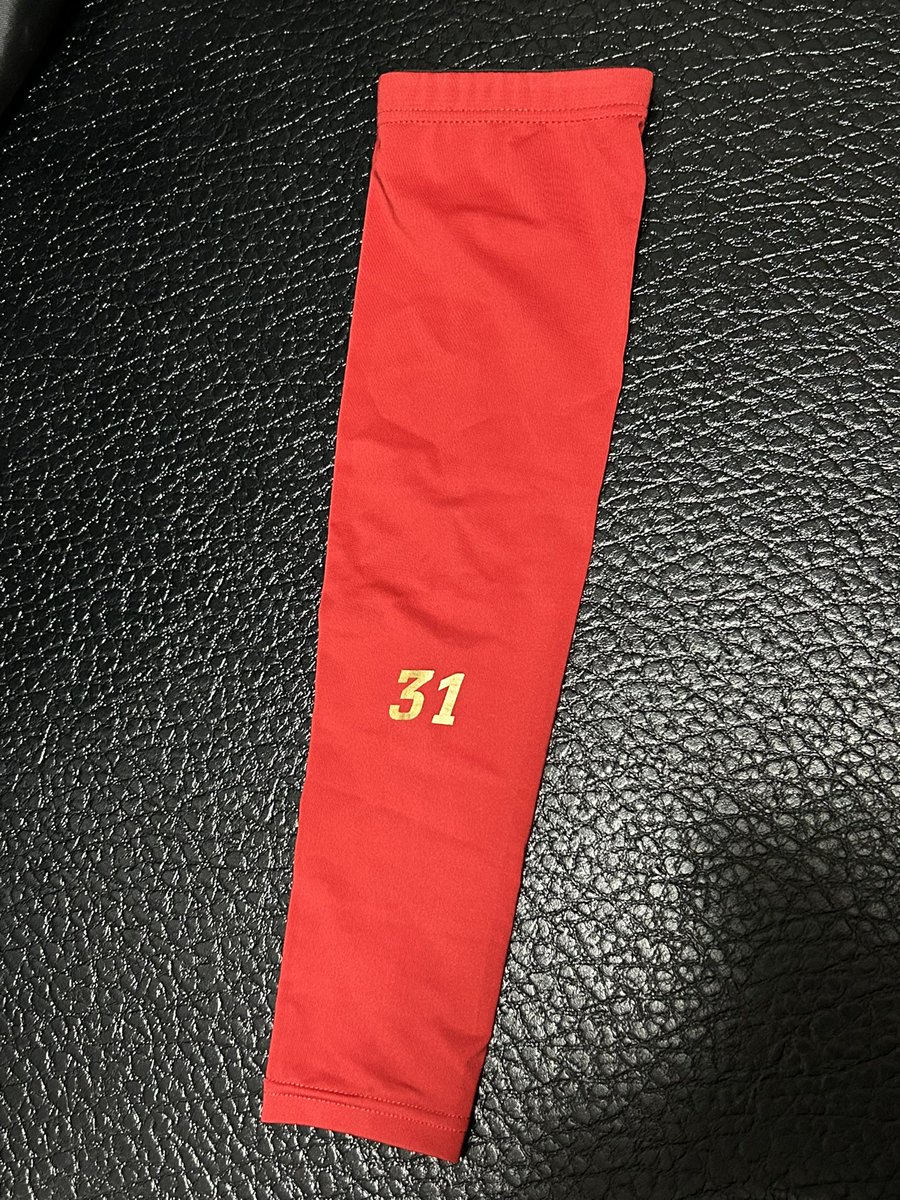fukuoka_yh's tweet photo. 年末断捨離！
チームと背番号変わって使わなくなったアームスリーブ、リストバンド等、どなたか買い取ってもらえませんか？
状態は良いので、捨てるのはもったいないと思って…
ナンバー入ってるので、背番号合う方お願いします！
良かったら拡散してください🙏

#草野球
#道具マニア https://t.co/iXm4NdfYjw