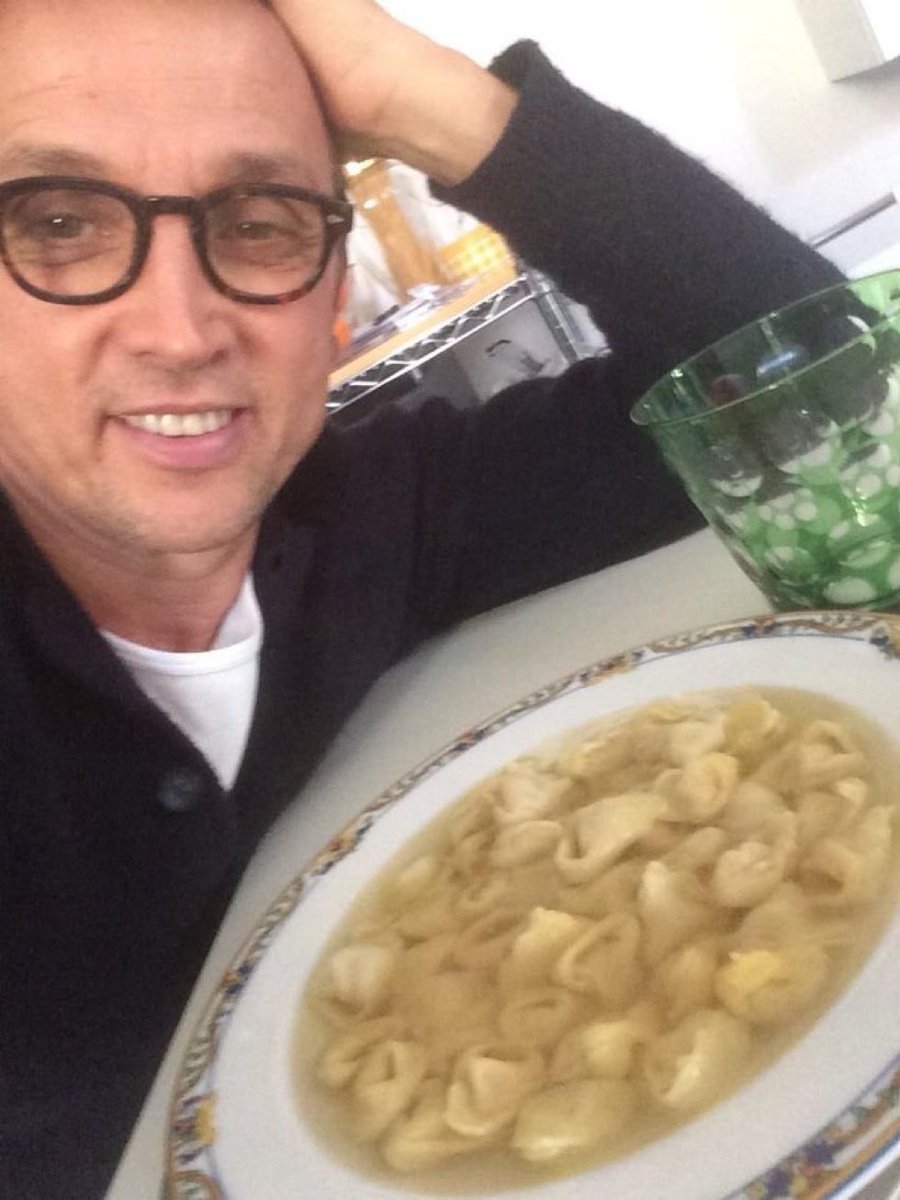 lluchinoo_'s tweet photo. pranzo iniziato da dieci minuti e hanno già detto “froci” due volte https://t.co/dFPvq8Zo5N