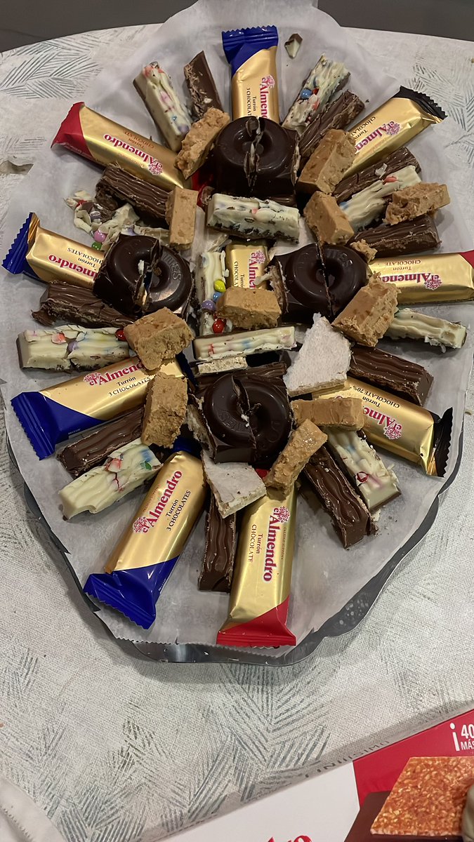 Kelra's tweet photo. Riquisimos!! El turron de Lacasitos y Donettes muy logrado @_ElAlmendro #Navidad2024 #turron https://t.co/RZR2tbsMl9
