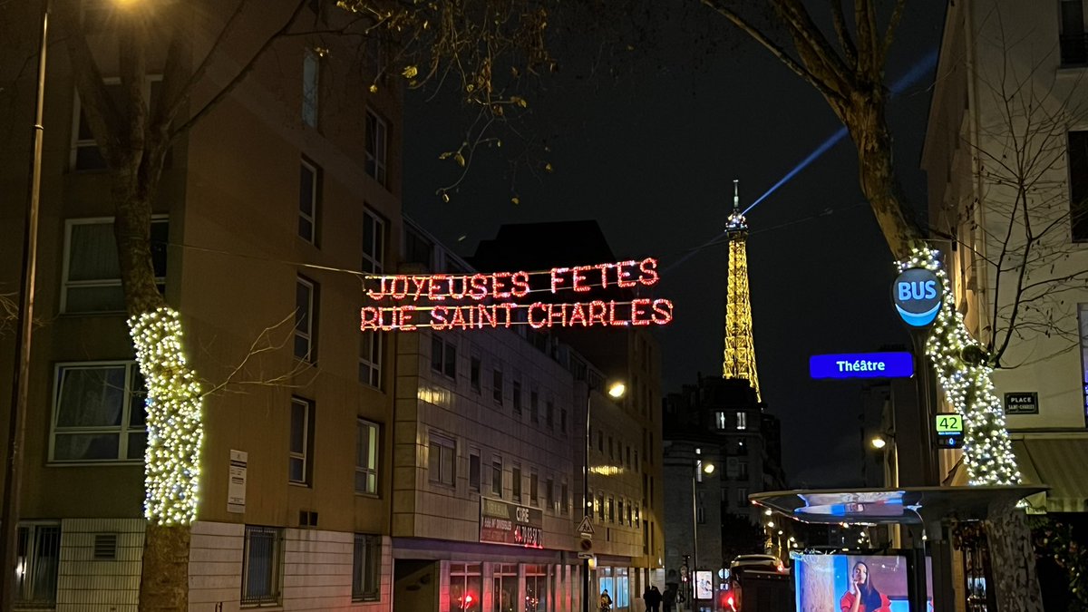 mairie15's tweet photo. @Philippe_Goujon et son équipe municipale vous souhaitent un joyeux Noël ! #ruelecourbe #boulevardpasteur #ruecambronne #ruesaintcharles #rueducommerce https://t.co/DEFzzLqfDa