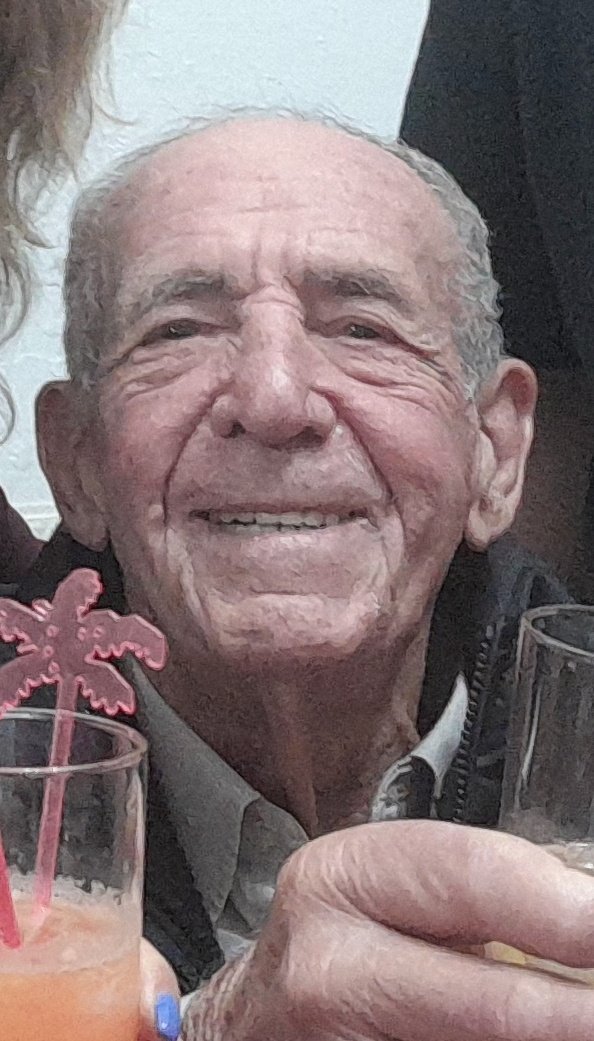 fedebarboza17's tweet photo. Mi abuelo en una foto del sindicato del BAO.. allá por mil nueve cuarenta y pico...
Y mi abuelo ayer festejando su  navidad numero 97.. 
Vamo tatin que llegamos a los 100 !!! https://t.co/qod8quoC9Q
