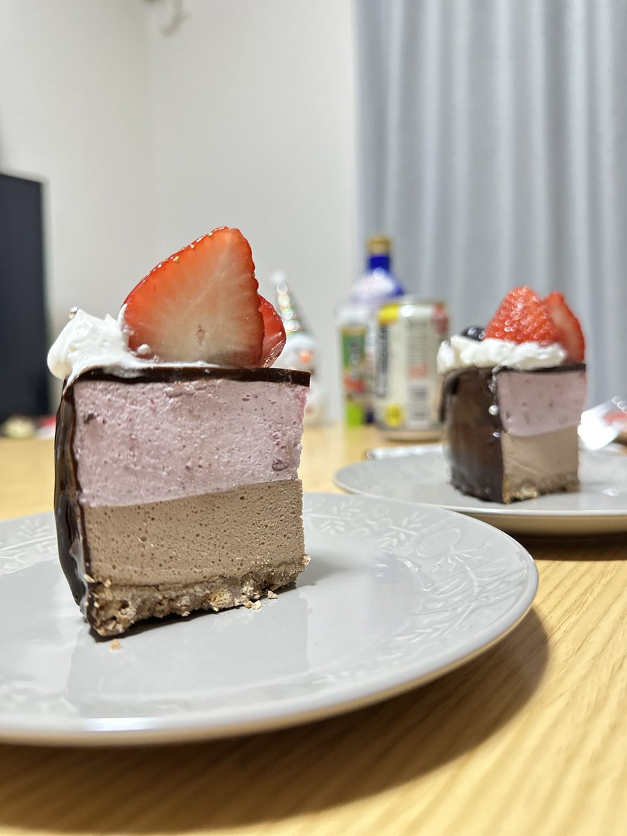 charobear_'s tweet photo. 先日作っていたベリーピューレでチョコとベリーのムースケーキ作りました🎄
飾り付け不細工になってしまったが愛嬌ってことで😌笑 https://t.co/UyjuXHIReq