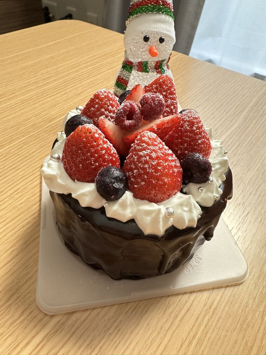 charobear_'s tweet photo. 先日作っていたベリーピューレでチョコとベリーのムースケーキ作りました🎄
飾り付け不細工になってしまったが愛嬌ってことで😌笑 https://t.co/UyjuXHIReq