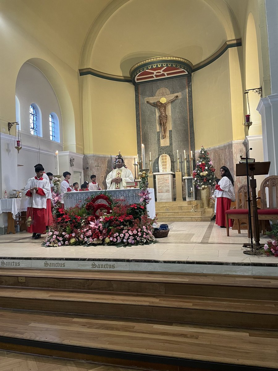SeemaMalhotra1's tweet photo. Lovely to join St Michael and St Martin Church for a beautiful Mass today. 

Wishing all celebrating in Feltham and Heston and across the world a very Happy Christmas. 🙏🏼🎄 https://t.co/j8IrXcGe4m