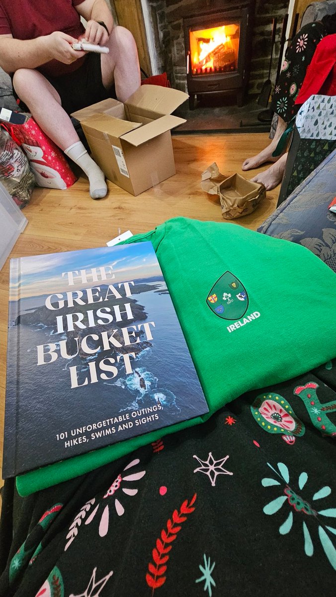 drsarah_jayne's tweet photo. @LeinsterRoyalty @RugbyKino @KavanaghCk @gortoshay1 
🎄🎅🏻🎁 Merry Christmas you lovely lot!! Not sure what my parents are trying to tell me... but I can certainly wear this under my shirt in Feb! #IrishWeek 🏉❤️💚 https://t.co/9lpKG4NYjW