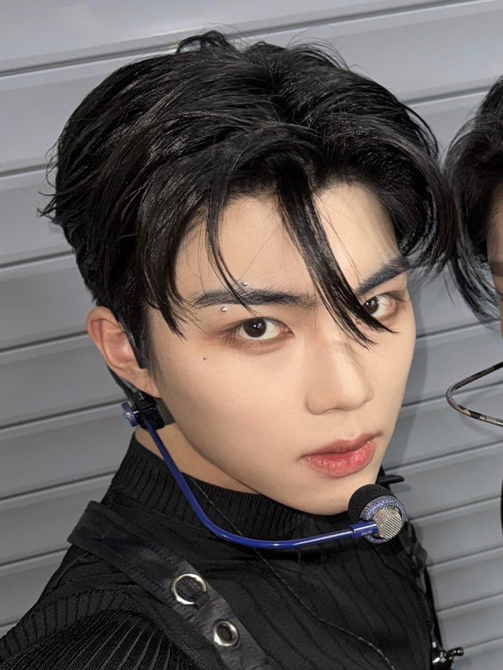 gvnwkie's tweet photo. the eyebrow piercing… https://t.co/5iqa7EwiL0