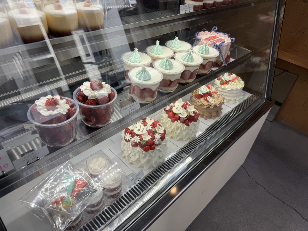 yousukex's tweet photo. 今年のクリスマスも自宅でささやかにクリスマスパーティー🥳🎄
オーダーメイドケーキ専門店CODAMAでクリスマスケーキを予約注文するのが我が家定番で、今年も大変美味しく頂いた😋
#本八幡
#CODAMA https://t.co/F8dBZlRSLL