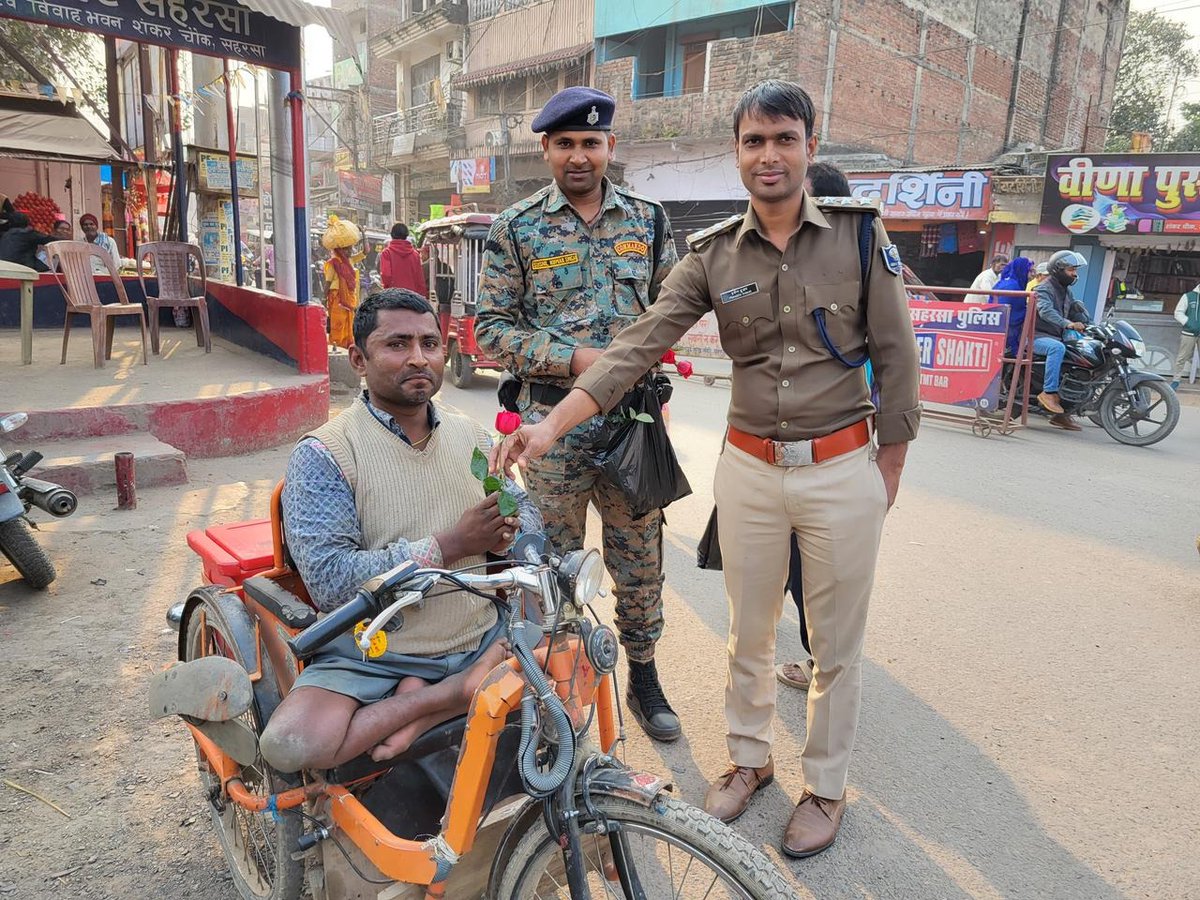 bihar_police's tweet photo. पुलिस अधीक्षक, सहरसा के निर्देश पर पुलिस उपाधीक्षक (यातायात) द्वारा आमजनों के बीच हेलमेट जागरूकता को लेकर फूल बांटकर उन्हें जागरूक किया गया
.
.
#BiharPolice #Bihar #HainTaiyaarHum #usehelmet #safelife https://t.co/kQjFUtyfJ9