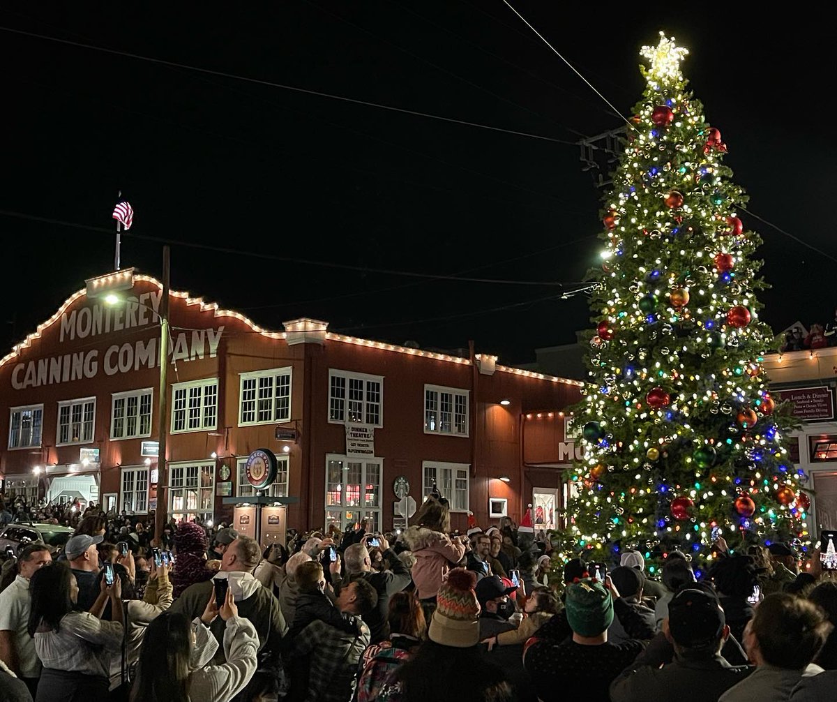 Merry Christmas from all of us at Cannery Row! Thanks to @jpg_rising for sharing this beautiful holiday moment. 
.
.
.
#CanneryRow #MerryChristmas #HolidayCheer #CaliforniaCoast