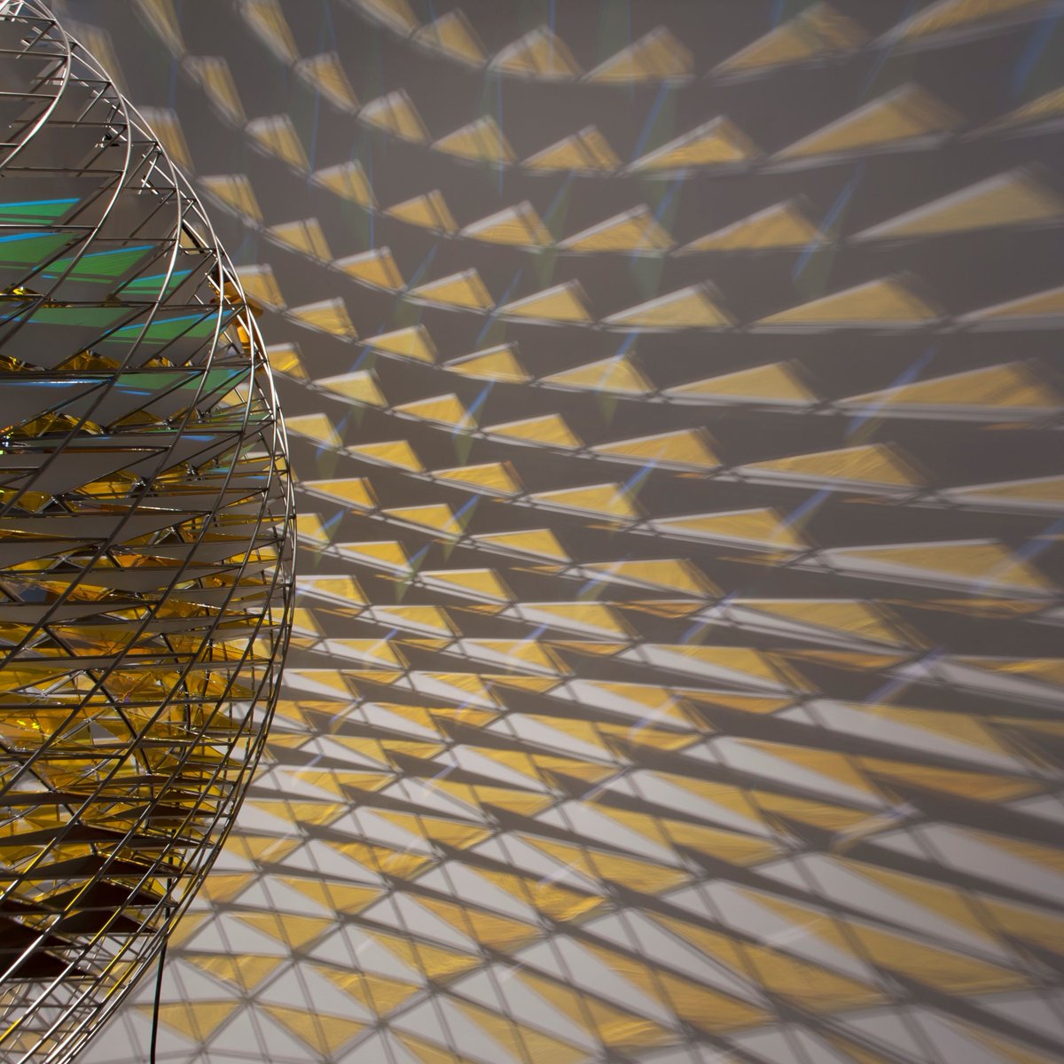 This interplay between internal design and external perception in 'Spherical Space,’ 2015, invites a heightened awareness of presence, movement, and the fluid relationship between viewer and artwork.
Ph. Jens Ziehe and Pili

Visit olafureliasson.net/artwork/spheri… for more info