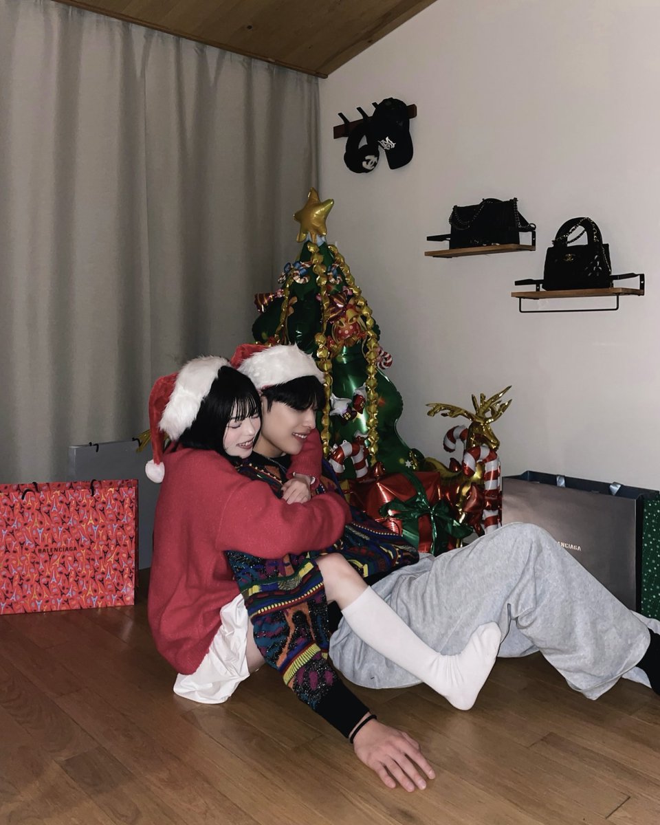 This is us...Merry Christmas♥️🪽
自分では行かない,やらないことを言われて
いざ連れて行ったり,やってみたりすると
いつも心の底から幸せで最高に楽しいんだよな。
毎年、俺のクリスマスを特別な日にしてくれてありがとう。
これからも一緒に色んなことして遊びまくろう！

Instagram.com/___rikiya818___