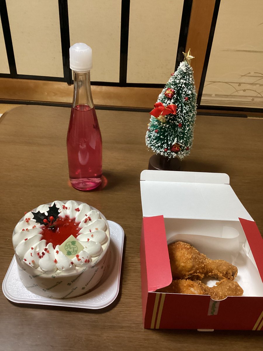 megu3226's tweet photo. 🤍🎄𝙼𝚎𝚛𝚛𝚢 𝙲𝚑𝚛𝚒𝚜𝚝𝚖𝚊𝚜🎄🤍 今日ファミマwebで予約したクリスマスケーキ🎂取りに行って来ました❣️ファミマプレミアムチキン🍗は美味しそうだったので買っちゃいました😅クリスマスケーキは紅茶とベリーのクリスマスケーキ(洋梨入)です🍐食べた事が無いので注文しました😊 https://t.co/Vd1EfV9tKo