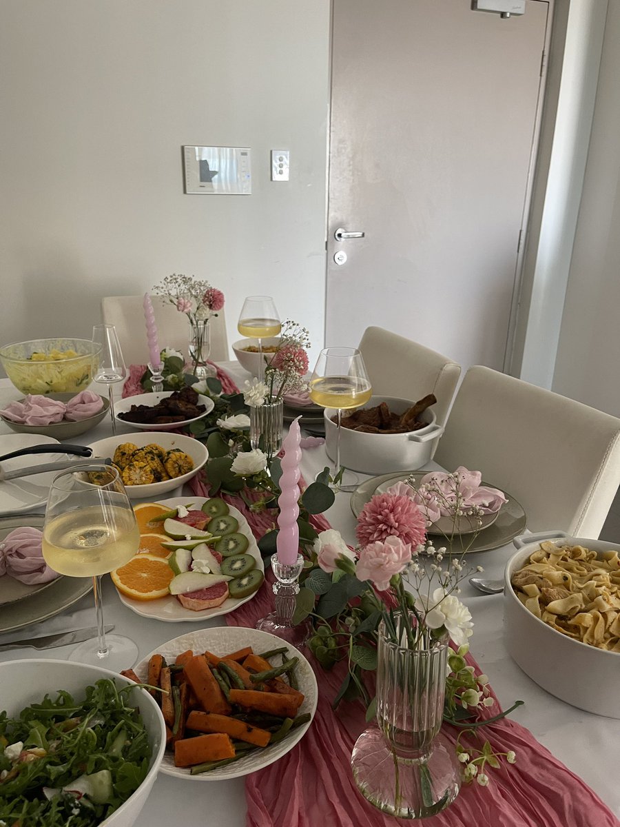 nenemasibanda's tweet photo. @MudiwaHood Hosted lunch 💕it was me ,my mum and friend.
Hope your Christmas was wonderful https://t.co/FmNvAd27cZ