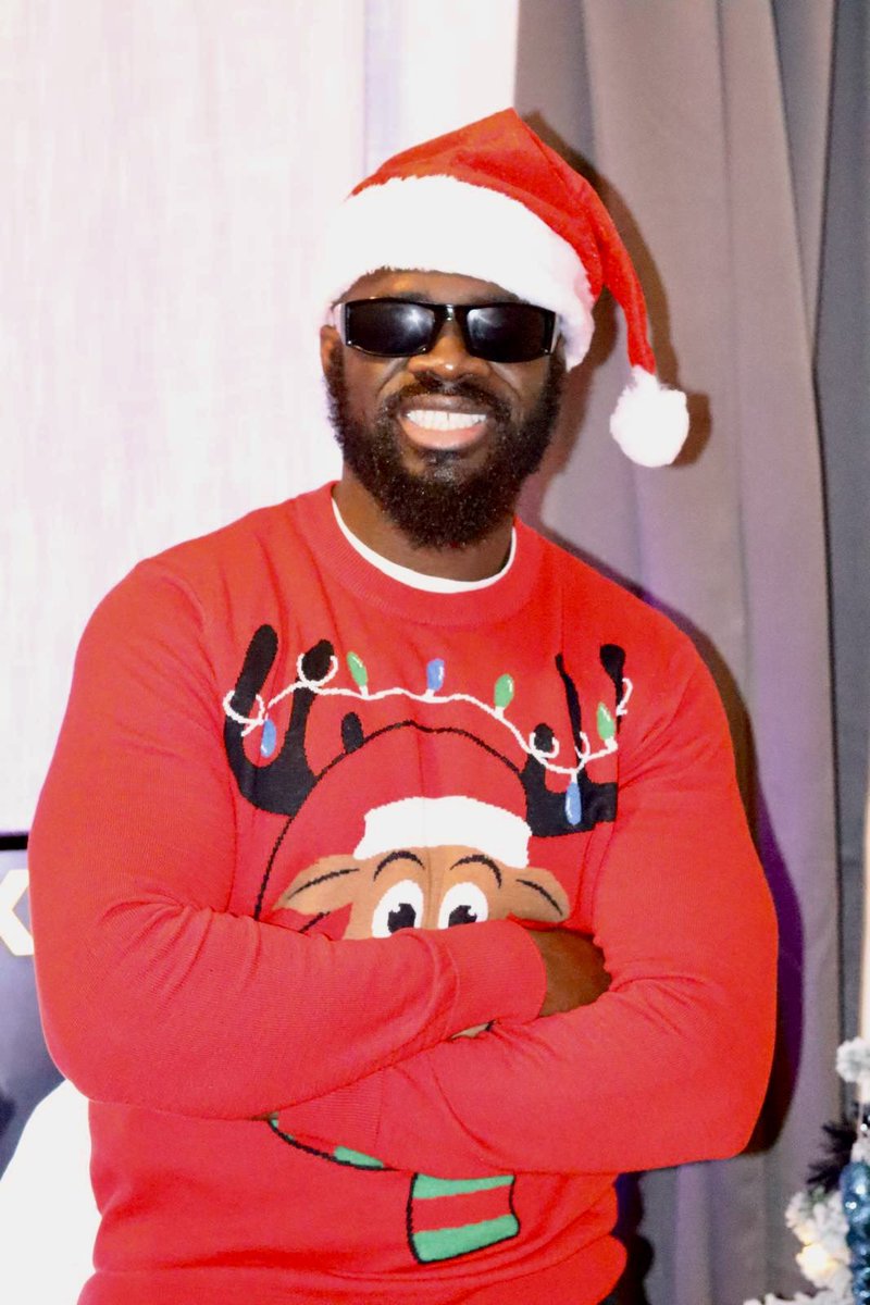MrAntennaKB's tweet photo. Merry Christmas from my family to yours 🎄❤️🎆 Wishing you all a day full of love, peace, and happiness! https://t.co/bz8wjo6WWF