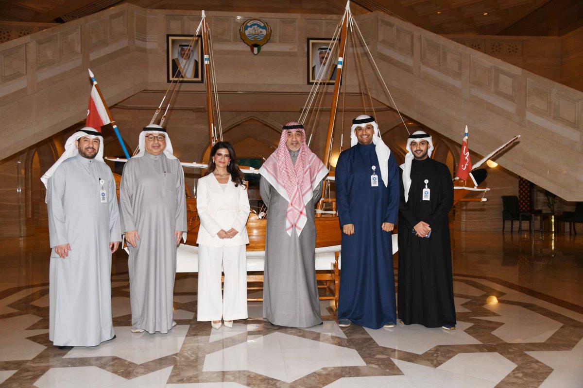 النائب الأول لرئيس مجلس الوزراء ووزير الدفاع ووزير الداخلية رئيس اللجنة العليا لتحقيق الجنسية الكويتية الشيخ فهد يوسف سعود الصباح لدى استقباله المدير العام لوكالة الأنباء الكويتية (كونا) الدكتورة فاطمة السالم وفريق (كونا) المكلف بتغطية اللقاء المفتوح الذي عقده الشيخ فهد اليوسف في