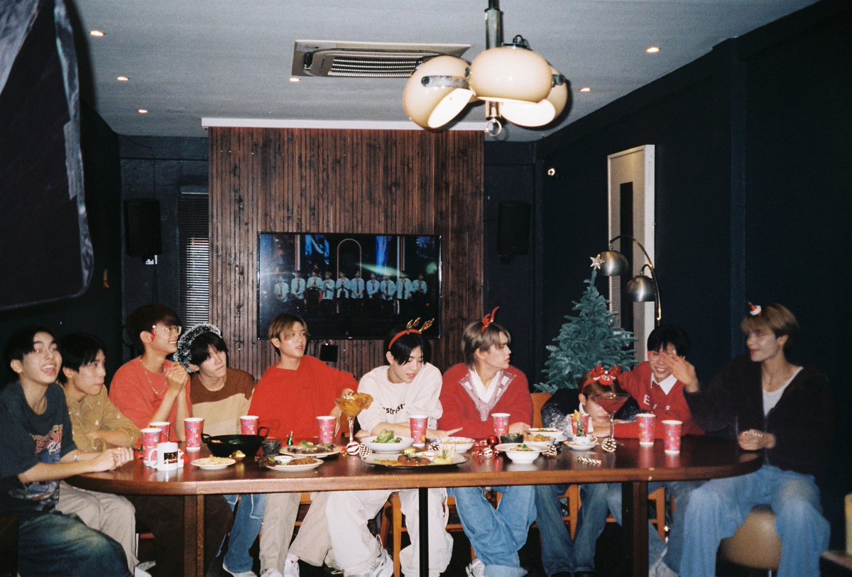 พึ่งสังเกตว่ารูปนี้ในจอเป็นรูปวันเดบิวต์พอดีเลย🥹 คริสมาสต์แรกในฐานะไดซ์ แฮปปี้ ๆ ขอให้ปีหน้าและปีไหน ๆ น้องไดซ์ก็ถูกค้นพบมากขึ้น 💝 

#น้องไดซ์จ๋าซานตาพี่ไพรซ์มีอะไรจะบอก
#PartyXMaswithDICE
#DICE_SONRAY