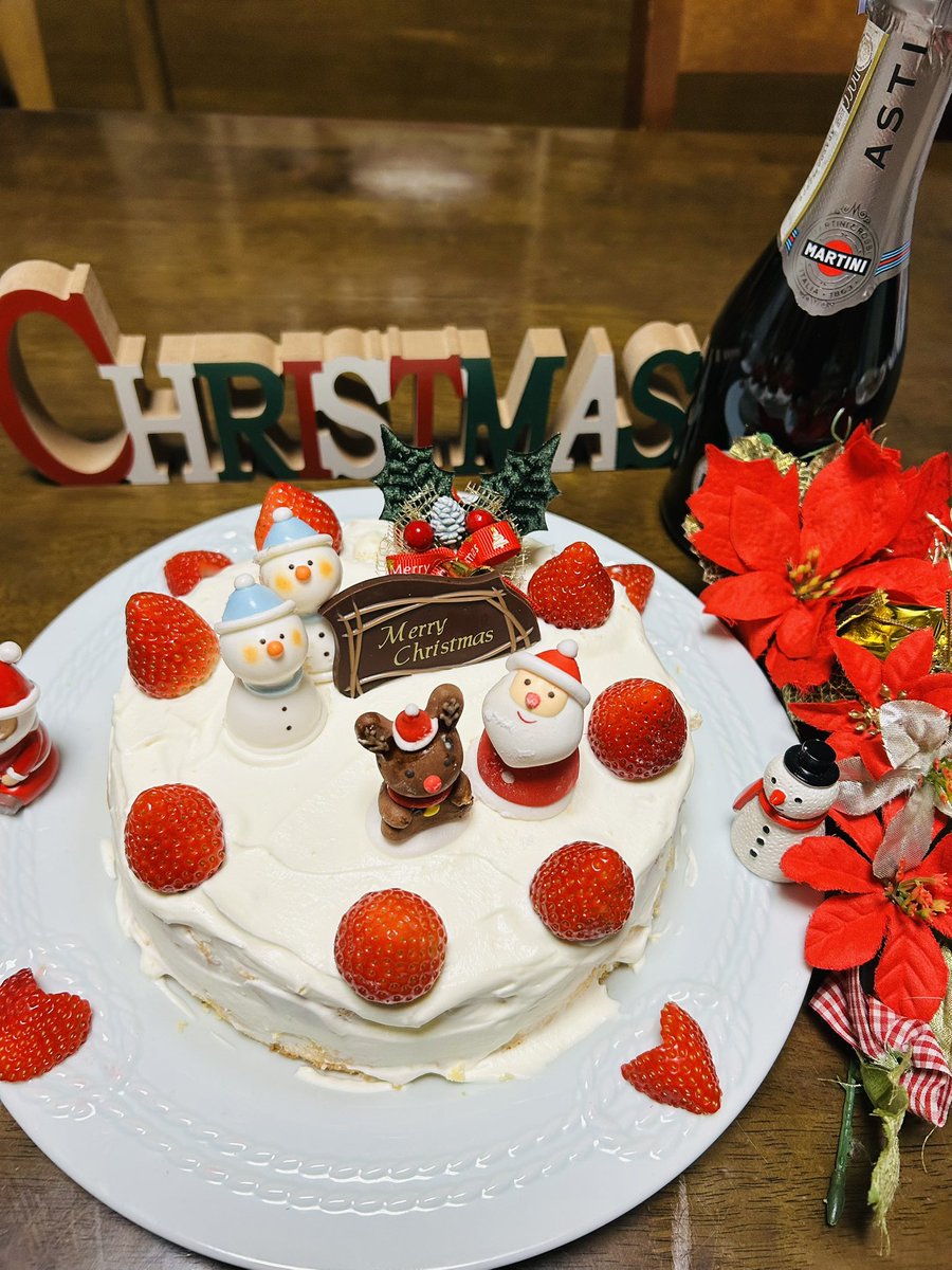 Merry Xmas🎄✨✨
次男が、シャンパン🍾買って来てくれたの🥰💗💗飲めない私ですが、あまくて飲んじゃいました☺️👍片づけしたくない〜😅
アラが見えますが、ケーキは、手作りです😊
素敵な夜を…❣️