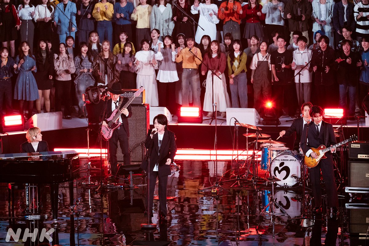 nhk_18fes's tweet photo. 🔔まもなく夜10:00放送開始🔔

#MrsGREENAPPLE と18歳世代1000人が
新曲『#ダーリン 』を大合唱✨

🌟#MrsGREENAPPLE18祭
📺NHK総合
🎅12月25日(水) 夜10:00～
NHK プラス(同時・見逃し１週間)で配信。

#NHK18祭 #18祭 https://t.co/FWZYvwPQ4S