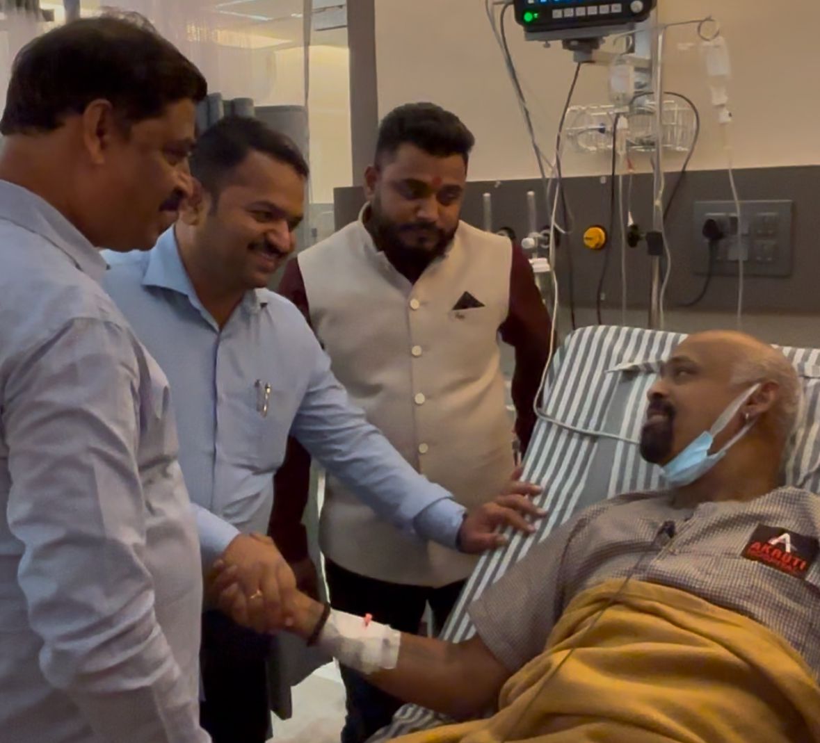 Shivsenaofc's tweet photo. भारतीय क्रिकेटच्या इतिहासात विनोद कांबळी यांचे नाव त्यांच्या खेळीने मुंबईसह भारतीय क्रीडा रसिकांच्या मनात नेहमीच लक्षवेधी राहिले आहे. नव्वदच्या दशकात विनोद कांबळी यांच्या खेळीने मराठी माणसाचा अभिमान उंचावताना अवघ्या देशाने पाहिले आहे. मैदानाबाहेरही क्रिकेटप्रेमामुळे अनेक क्रिकेटपटूंना घडवणारे विनोद कांबळी गेल्या काही दिवसांपासून प्रकृती अस्वास्थ्यामुळे आजारी आहेत. मागील आठवड्यात त्यांना ठाण्यातील काल्हेर येथील एका खासगी रुग्णालयात दाखल करण्यात आले. हे समजताच शिवसेनेचे मुख्य नेते आणि उपमुख्यमंत्री मा.ना.श्री. एकनाथजी शिंदे साहेबांनी विनोद कांबळींच्या मदतीचे कार्यनिर्देश देत मदतीचा आधार दिला. उपमुख्यमंत्री महोदयांच्या आदेशानुसार त्यांचे ओएसडी मा. मंगेश चिवटे यांनी विनोद कांबळी यांची भेट घेतली. तसेच त्यांची आस्थेने चौकशी केली. त्याचबरोबर खासदार मा.श्री. डॉ. श्रीकांतजी शिंदे साहेबांनीही डॉ. श्रीकांत शिंदे फाउंडेशनच्या माध्यमातून पाच लाख रूपयांची मदत जाहीर केली. मदतीचा तात्काळ आधार दिल���याबद्दल यावेळी विनोद कांबळी यांनी उपमुख्यमंत्री मा. एकनाथजी शिंदे साहेब आणि खासदार डॉ. श्रीकांतजी शिंदे साहेबांबद्दल कृतज्ञता व्यक्त केली.

#Shivsena #Eknathshinde