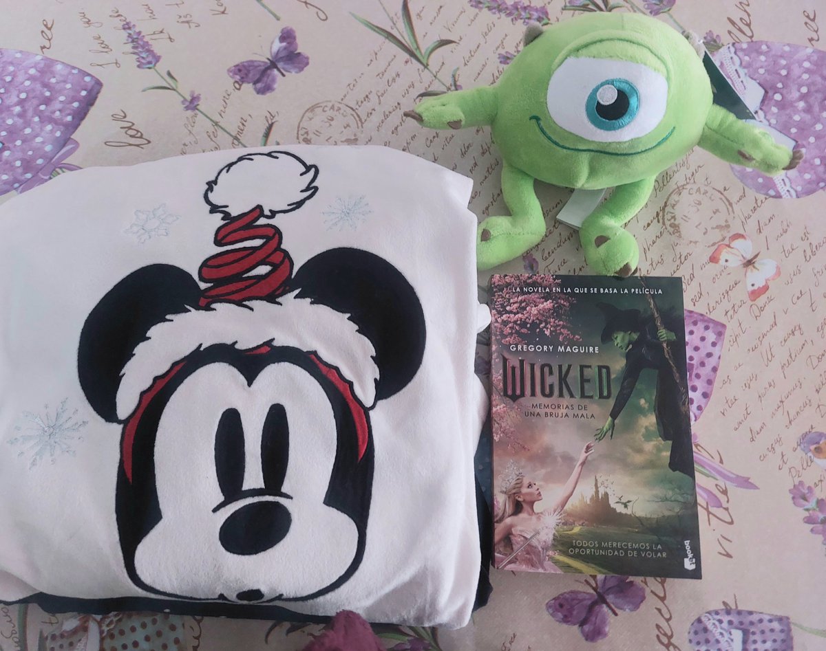 calysto76's tweet photo. Regalitos de Santa 💚💚💗💗🎄🎄 #HAPPYHAPPY #lectura #Wicked #Libro #GregoryMaguire #Pijama #Mickey #MonstruosSA https://t.co/L2eJb8SdcR