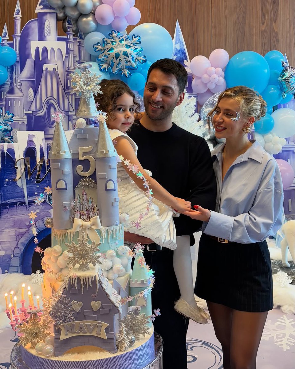 biraz da bu çifti abartabilir miyiz?? olaysız kaossuz mukemmel bi aile ve tek dertleri MUTLU Bİ YUVA.. cok özeniyorum acikcasi. kadinlar tam olarak bunu ister