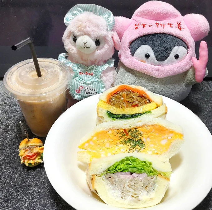 メリークリスマス～!!! 今日は栃木市河合町にあるイートミーサンドイッチさんで、岩下の新生姜入り生姜焼きサンド、 岩下の新生姜入りバナナジュースなど元気モリモリサンドを購入しました!! ふじおか幼稚園の販売会の準備をされている籠谷さんにご挨拶しました #栃木市  #岩下の新生姜 