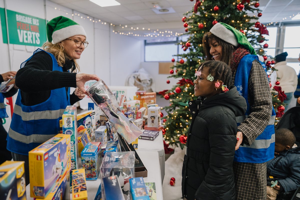 SecourspopParis's tweet image. 🎄💚 Quel bonheur de voir le sourire des enfants pour les fêtes 🎁 À Paris, près de 3 000 enfants ont reçu un jouet pour Noël lors de notre semaine de distribution de cadeaux solidaire.
Faites un don ou rejoignez nos actions 👉 don.secourspopparis.org
📸 Antoine Jaussaud