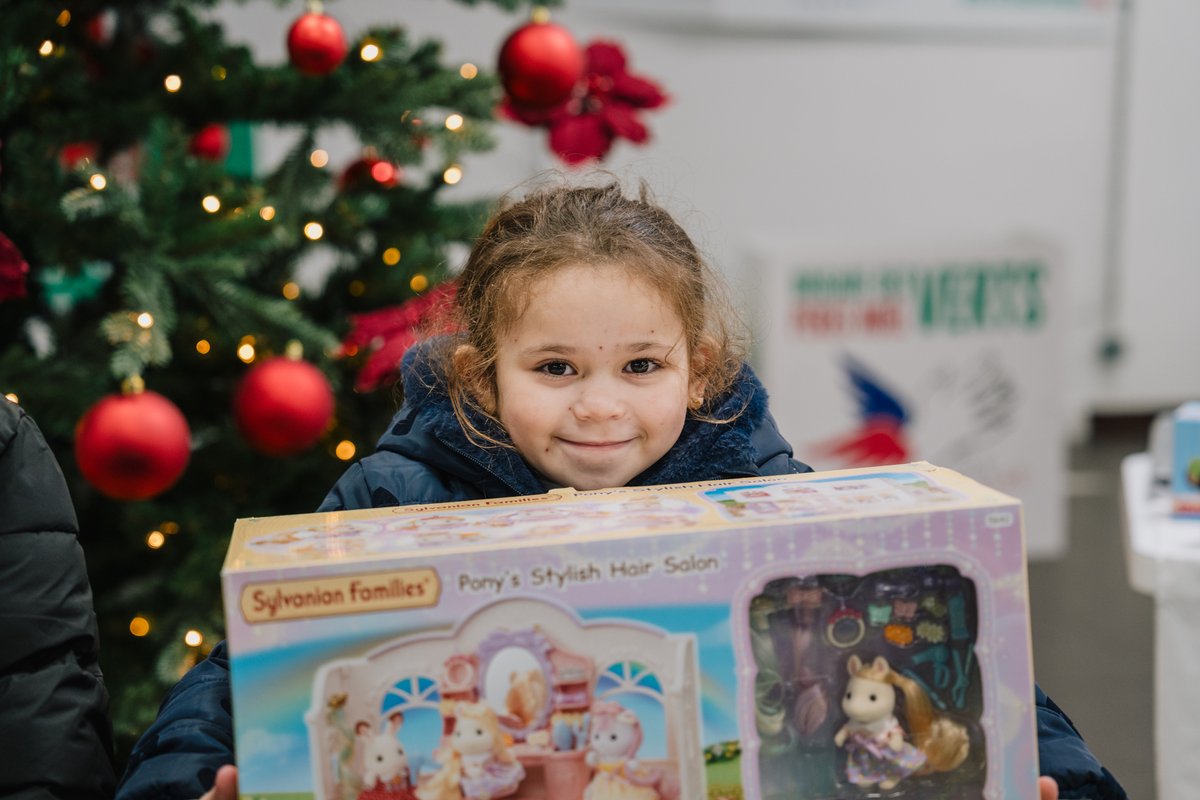 SecourspopParis's tweet image. 🎄💚 Quel bonheur de voir le sourire des enfants pour les fêtes 🎁 À Paris, près de 3 000 enfants ont reçu un jouet pour Noël lors de notre semaine de distribution de cadeaux solidaire.
Faites un don ou rejoignez nos actions 👉 don.secourspopparis.org
📸 Antoine Jaussaud