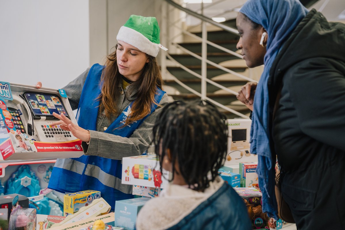 SecourspopParis's tweet image. 🎄💚 Quel bonheur de voir le sourire des enfants pour les fêtes 🎁 À Paris, près de 3 000 enfants ont reçu un jouet pour Noël lors de notre semaine de distribution de cadeaux solidaire.
Faites un don ou rejoignez nos actions 👉 don.secourspopparis.org
📸 Antoine Jaussaud