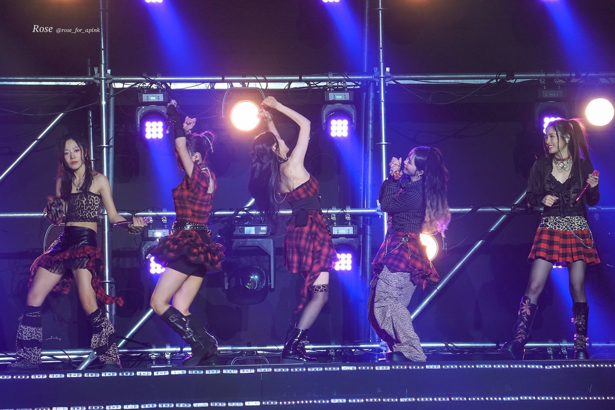 rose_for_apink's tweet photo. .　♪　∧,＿∧
　 　(´･ω･`) ))
　(( (　つ　ヽ、　♪
　　　〉 とノ　)))
　　（__ノ^(＿)

241222. Apink 7th Concert <PINK CHRISTMAS>

#에이핑크 #Apink
#박초롱 #Chorong
#윤보미 #Bomi
#정은지 #Eunji
#김남주 #Namjoo
#오하영 #Hayoung https://t.co/gV5facFRL1