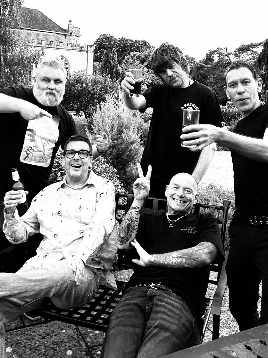 Merry Christmas, everyone! 🎄⛄️🥂

P.S. Don’t forget, you can watch our hour-long York Museum Gardens concert edit on YouTube from 8pm tonight:

youtu.be/wOpQuy1gK88

Have a good one—much love! xxx